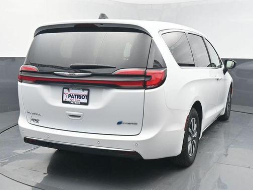 Bright White Clearcoat 2024 Chrysler Pacifica Hybrid Select