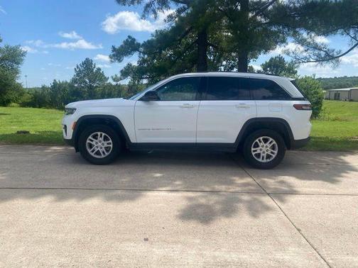 Bright White Clearcoat 2024 Jeep Grand Cherokee Laredo