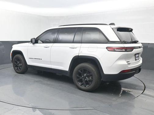 Bright White Clearcoat 2024 Jeep Grand Cherokee Altitude