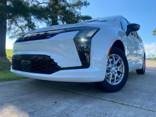Bright White Clearcoat 2027 Chrysler Pacifica L