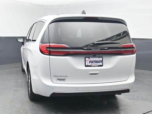 Bright White Clearcoat 2027 Chrysler Pacifica L