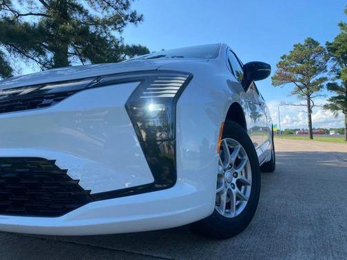 Bright White Clearcoat 2027 Chrysler Pacifica L