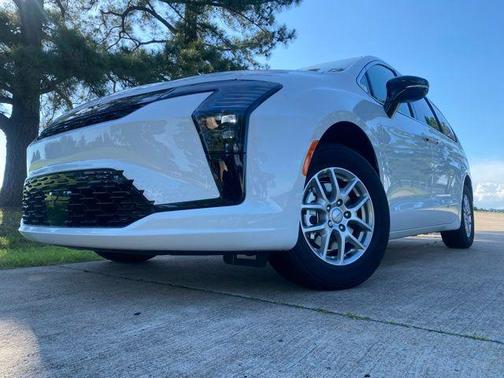 Bright White Clearcoat 2027 Chrysler Pacifica L