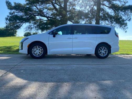 Bright White Clearcoat 2027 Chrysler Pacifica L