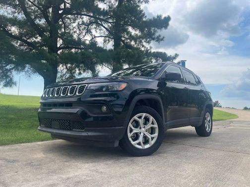 Diamond Black Crystal Pearlcoat 2024 Jeep Compass Latitude