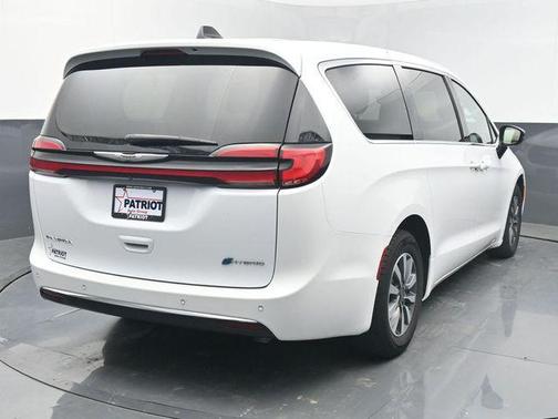 Bright White Clearcoat 2024 Chrysler Pacifica Hybrid Select