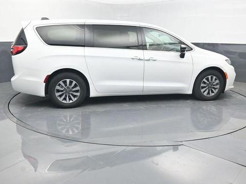 Bright White Clearcoat 2024 Chrysler Pacifica Hybrid Select
