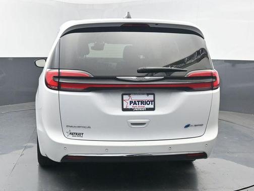 Bright White Clearcoat 2024 Chrysler Pacifica Hybrid Select