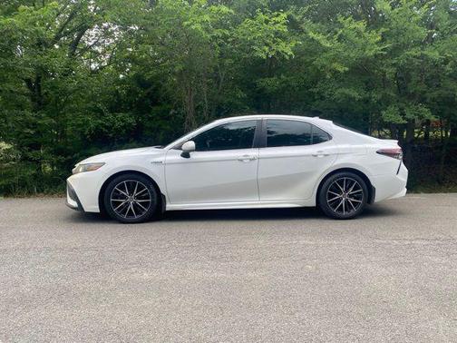 Super White 2021 Toyota Camry SE