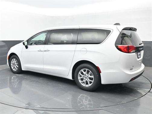 2025 Chrysler Voyager LX