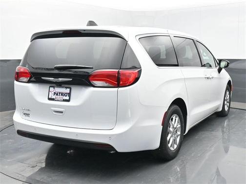 2025 Chrysler Voyager LX