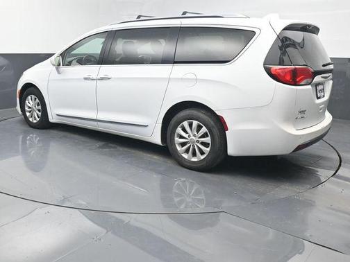 Bright White Clearcoat 2019 Chrysler Pacifica Touring L