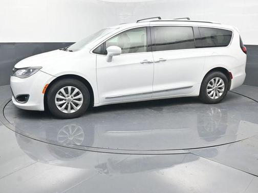 Bright White Clearcoat 2019 Chrysler Pacifica Touring L