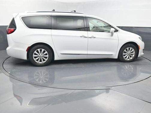 Bright White Clearcoat 2019 Chrysler Pacifica Touring L