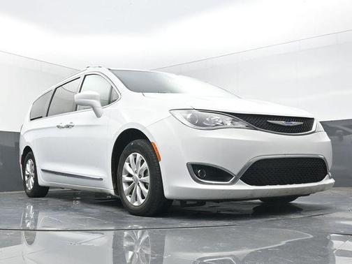 Bright White Clearcoat 2019 Chrysler Pacifica Touring L