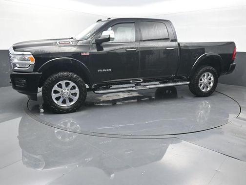 Diamond Black Crystal Pearlcoat 2022 RAM 2500 Laramie Crew Cab 4x4 6'4' Box