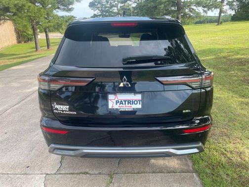 Alloy Silver Metallic 2025 Mitsubishi Outlander SEL