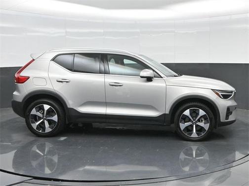 2024 Volvo XC40 B5 Plus Bright Theme