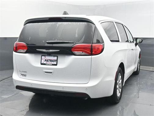 2026 Chrysler Voyager LX