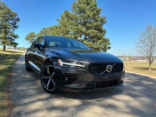 Platinum Grey Metallic 2023 Volvo S60 B5 Plus Dark Theme