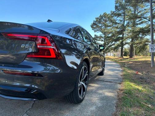 Platinum Grey Metallic 2023 Volvo S60 B5 Plus Dark Theme