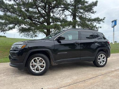 Diamond Black Crystal Pearlcoat 2024 Jeep Compass Latitude