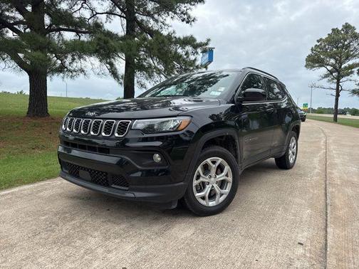 Diamond Black Crystal Pearlcoat 2024 Jeep Compass Latitude