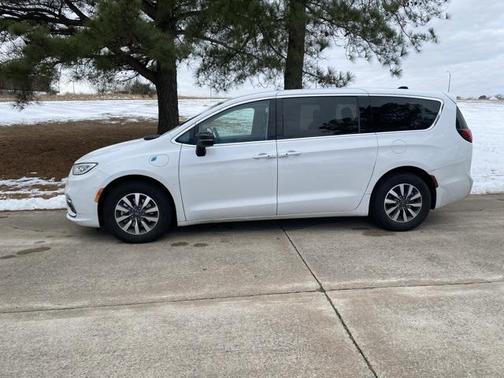 2024 Chrysler Pacifica Hybrid Select