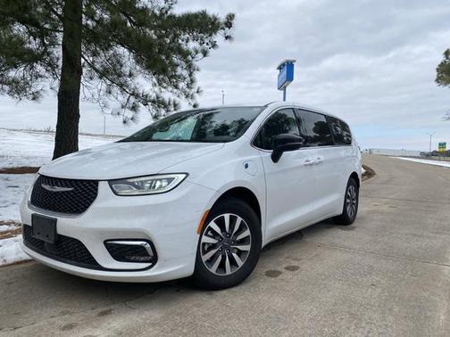 2024 Chrysler Pacifica Hybrid Select