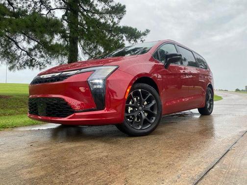 Red Hot Pearlcoat 2027 Chrysler Pacifica Limited