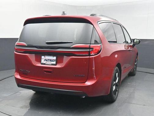 Red Hot Pearlcoat 2027 Chrysler Pacifica Limited