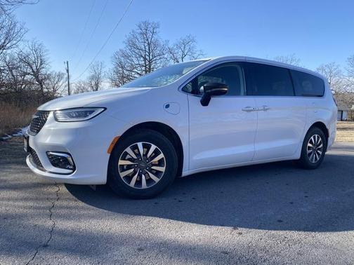 2024 Chrysler Pacifica Hybrid Select