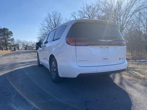 2024 Chrysler Pacifica Hybrid Select