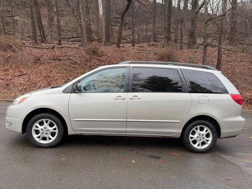 2004 Toyota Sienna LE