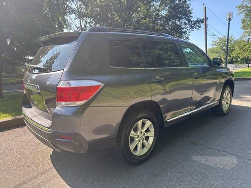 Gray 2012 Toyota Highlander SE