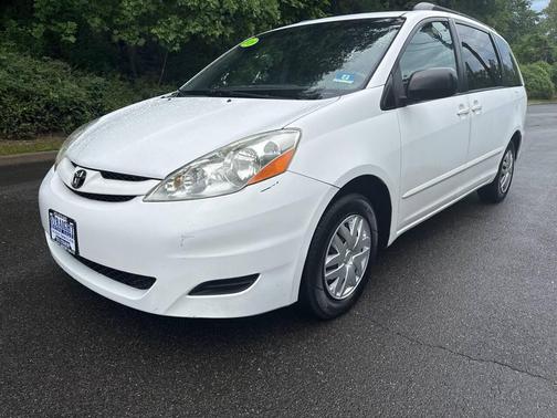 White 2008 Toyota Sienna LE