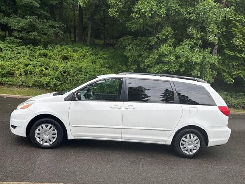 White 2008 Toyota Sienna LE