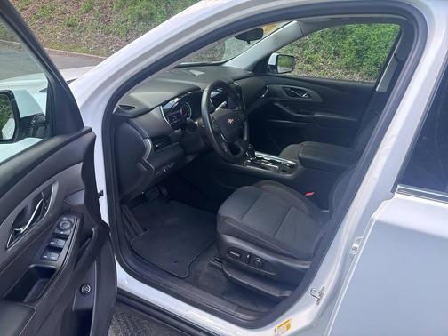 White 2020 Chevrolet Traverse LT Cloth