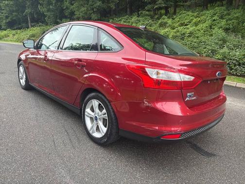 Red 2014 Ford Focus SE