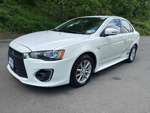 White 2016 Mitsubishi Lancer SE