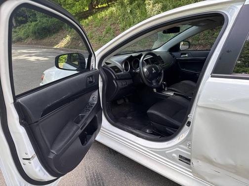 White 2016 Mitsubishi Lancer SE