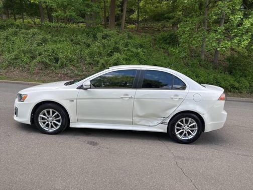 White 2016 Mitsubishi Lancer SE
