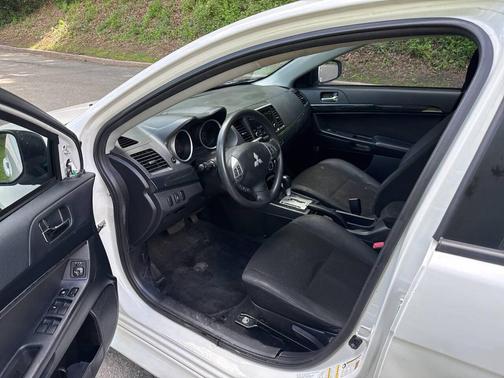 White 2016 Mitsubishi Lancer SE