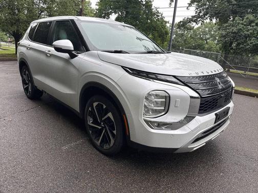 White 2022 Mitsubishi Outlander SE