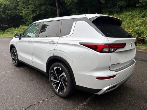 White 2022 Mitsubishi Outlander SE