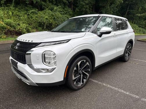 White 2022 Mitsubishi Outlander SE