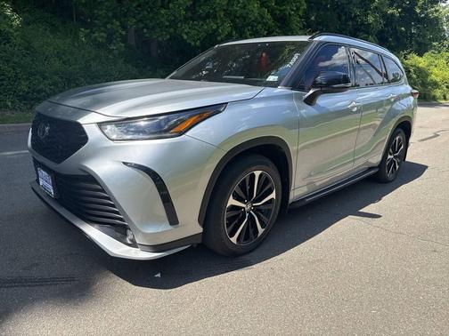 Silver 2021 Toyota Highlander XSE