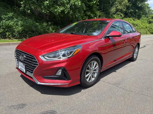 Red 2019 Hyundai SONATA SE