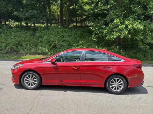 Red 2019 Hyundai SONATA SE