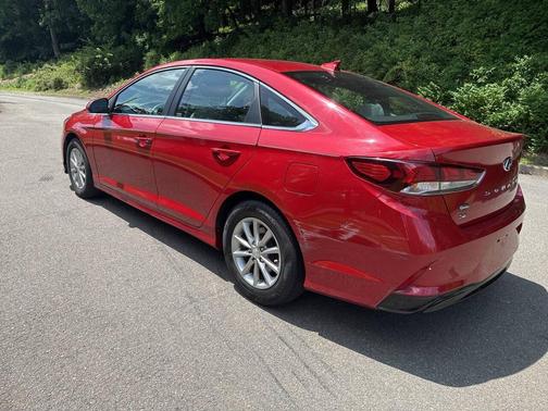 Red 2019 Hyundai SONATA SE